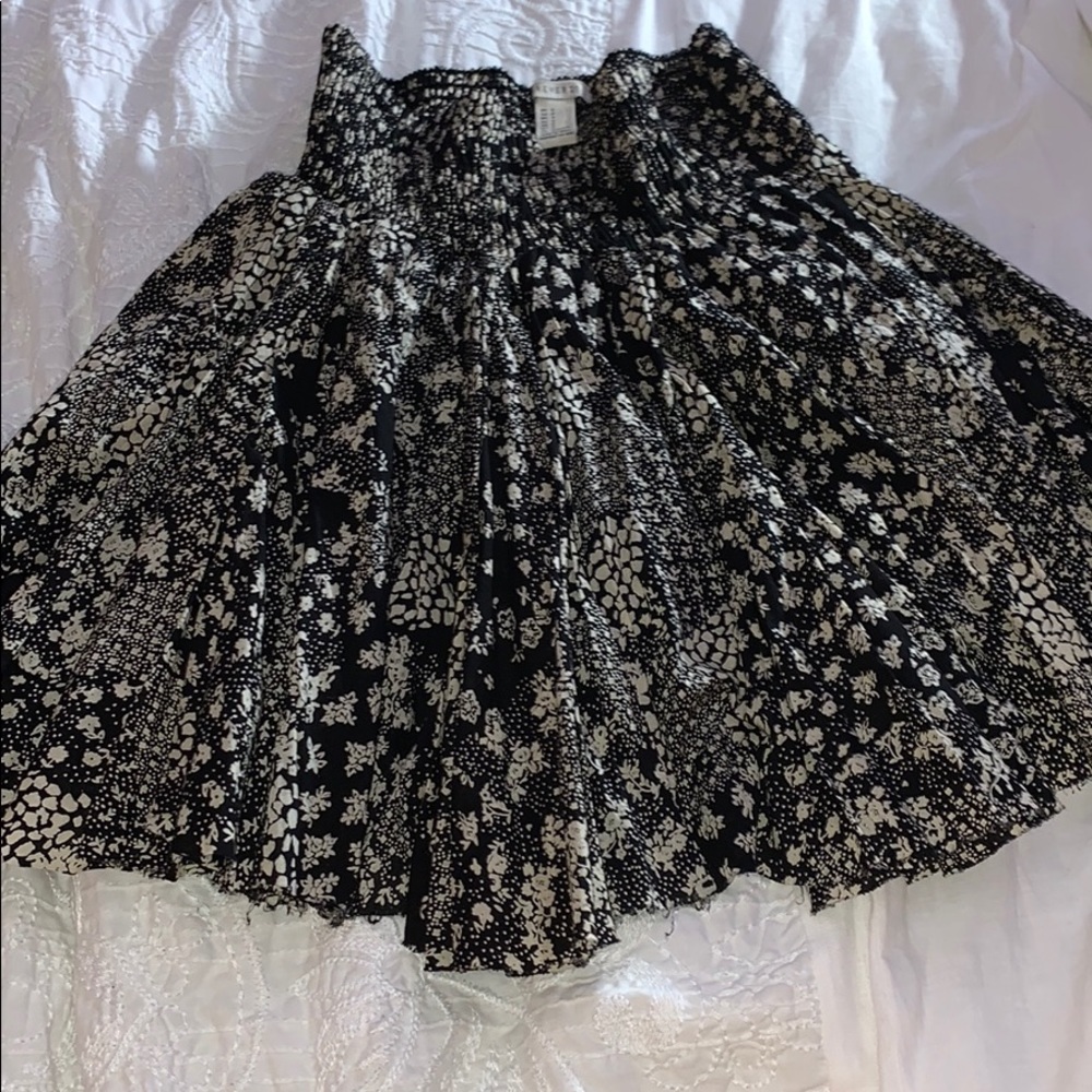 Forever 21 skirt 🤍🖤
